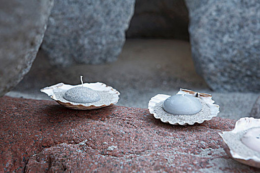 两个,壳,沙子,浮水蜡烛,石头