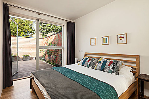 双人床,木框,简单,卧室,打开,平台,门,玻璃墙