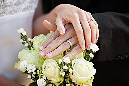 新婚夫妇,婚戒,花束