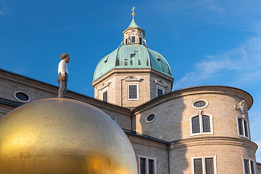 雕塑,一个,男人,站立,金色,球,正面,萨尔茨堡大教堂,广场,历史,中心,萨尔茨堡,奥地利