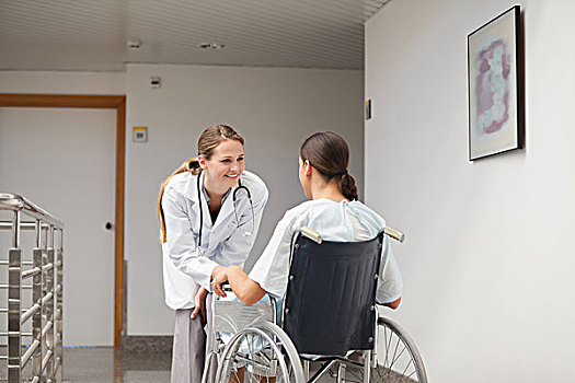病人,坐,轮椅,正面,医生,医院,走廊