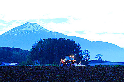 山,拖拉机,黄昏