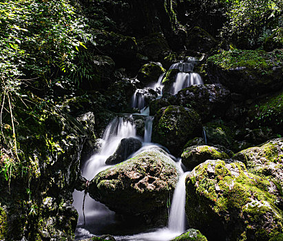 武陵山原生态小溪瀑布