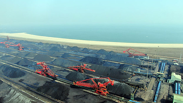 山东省日照市,航拍一望无际的港口煤海,高大的煤炭堆取料机繁忙有序
