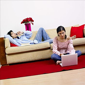 男孩,躺着,米色,沙发,联络,手机,女孩,使用笔记本,电脑,坐,交叉,红地毯