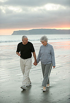 老年,夫妻,享受,走,海滩,加利福尼亚
