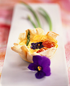 紫罗兰,芦笋,圣女果,果料小馅饼