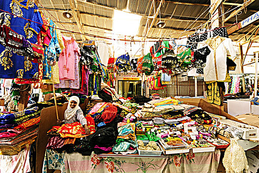 kuwait,city,local,colorful,market,with,traditional,cloths