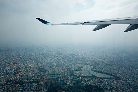 在飞机上俯览城市