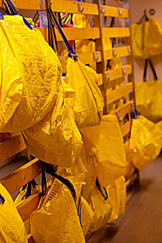 卖场中挂着的黄色购物袋的架子