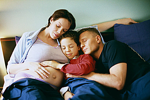 家庭,一起,床上,男孩,放置,手,女人,怀孕,肚子