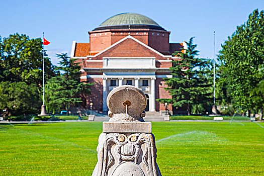 清华大学大礼堂与日晷