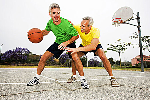 两个男人,玩,篮球