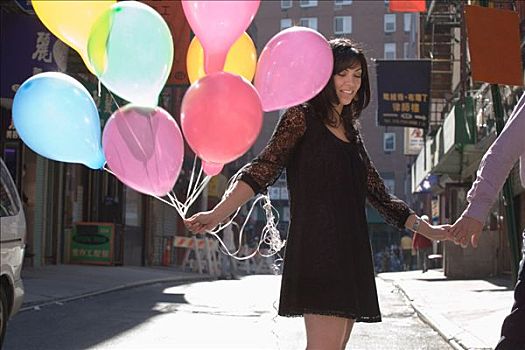 伴侣,握手,女人,拿着,气球