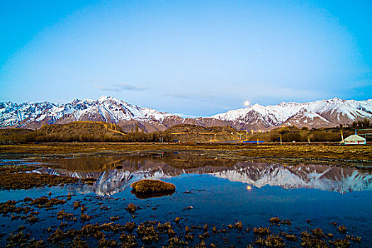 新疆,山脉,雪山,蓝天,白云,河流