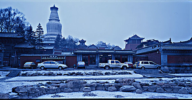 山西五台山五爷寺,佛塔初雪