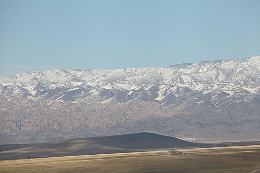 新疆哈密,天山负雪
