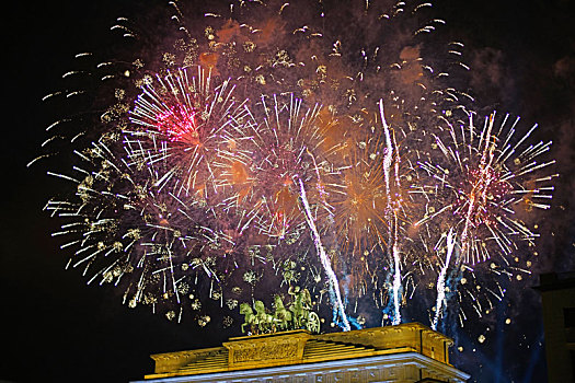 德国柏林勃兰登堡门的跨年焰火表演