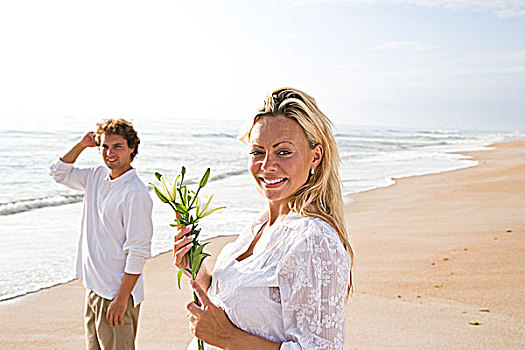孕妇,海滩,拿着,白花,丈夫