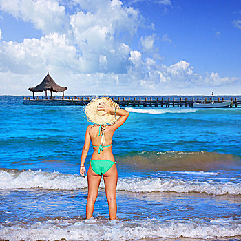 小女孩,站立,看,海洋,沙滩帽,后面,背面视角