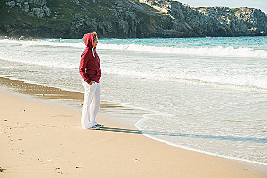 成年,女人,站立,海滩,插兜,布列塔尼半岛,法国