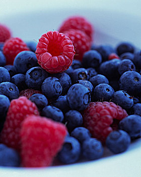 碗,特写,树莓,蓝莓,外皮,食物,水果,夏季水果,浆果,红色,蓝色,可食,甜,酸性,营养健康,富含维生素,低热量,味道,维生素,静物