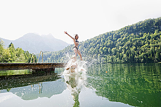 年轻,女人,跳跃,湖,靠近,巴伐利亚,德国,欧洲