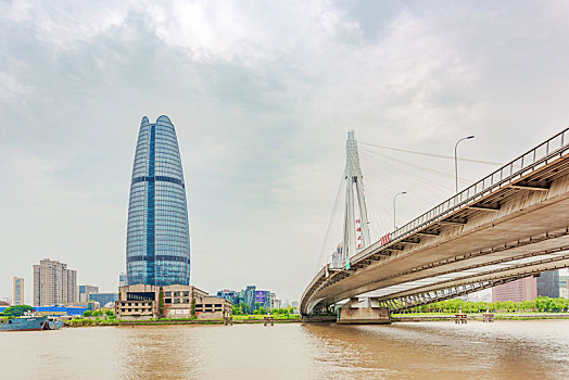 宁波外滩大桥与宁波财富中心