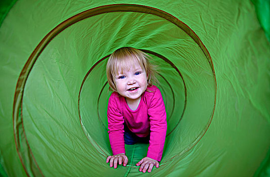 小女孩,粉色,衬衫,爬行,绿色,玩,隧道,德国,欧洲