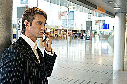 侧面,商务人士,交谈,手机,机场