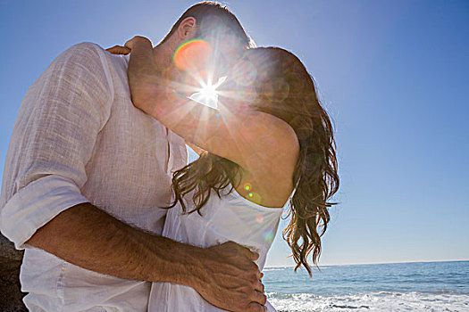 浪漫,情侣,搂抱,海滩,靠近,海洋