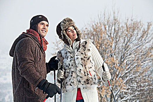 年轻,情侣,冬天,衣服,滑雪杖