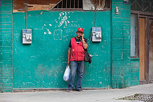 加勒比,古巴,哈瓦那,男人,接电话,正面,绿色,户外,墙壁
