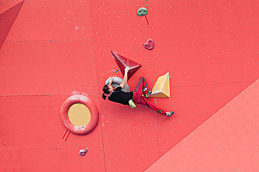 2013世界杯,中国,重庆,攀岩赛在重庆市大渡口区拉开帷幕,来自俄罗斯,法国,德国,韩国等23个国家和地区的运动员正在进行女子攀岩赛比赛