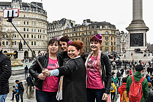 女性聚会,特拉法尔加广场,伦敦