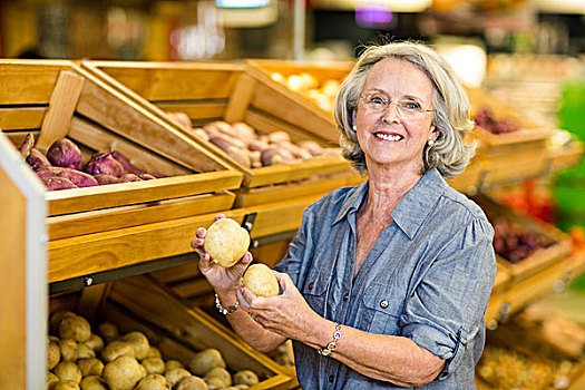 微笑,老年,女人,拿着,土豆,杂货店