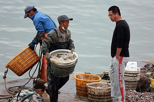 渔船回港带回大量海鲜,游客蜂拥而至就像赶大集