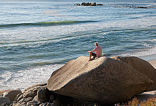 男人,坐,漂石,海滩
