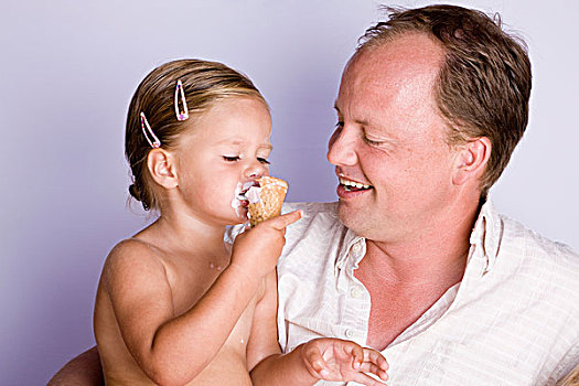 父亲,看,女儿,吃,冰淇淋蛋卷
