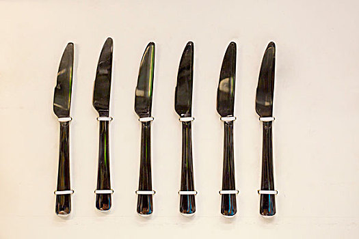 一排整齐的金属餐具刀叉