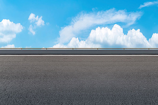 前景为空的高速公路天际线和蓝天白云