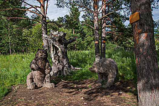 黑龙江省大兴安岭漠河北极村北极沙洲森林里的,熊群,雕塑