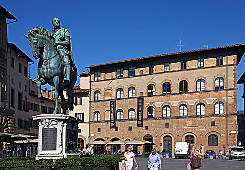佛罗伦萨西尼奥列广场中由文艺复兴后期雕塑家詹波隆那,giambologna,1529－1608,1587-1594年创作的科西莫一世骑马雕像,他身后的那幢古老的灰黄色建筑是乌古其奥尼宫,palazzo