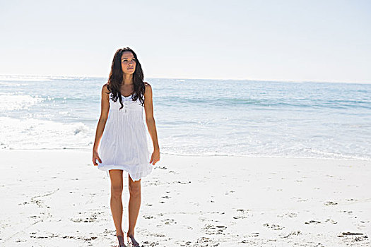 高兴,黑发,白人,太阳裙,走,沙子,海滩