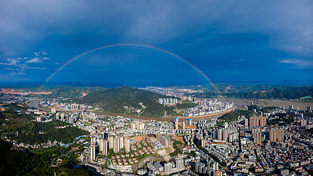 广西梧州,雨后彩虹景美如画