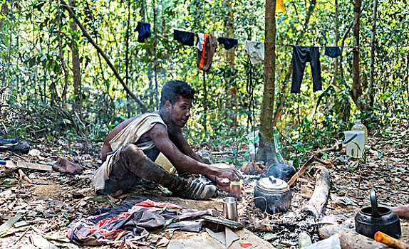 男青年,部落,坐,地面,丛林,制作,茶,土著人,热带雨林,国家公园,马来西亚,亚洲