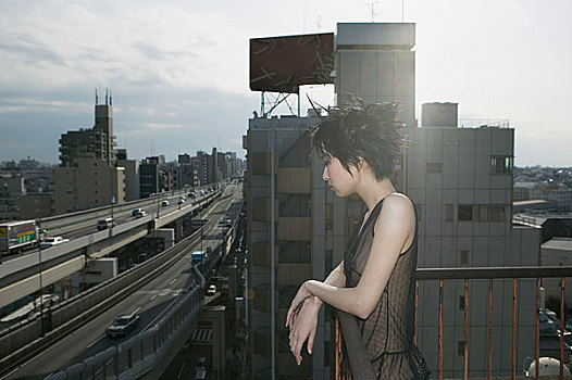 女青年,站立,屋顶,俯视,公路,东京,日本