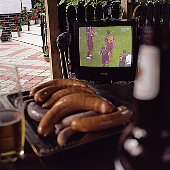 足球赛,2006年,前景,香肠,球,生活方式,球迷,夏天,户外,电视,食物,啤酒,玻璃杯,酒精饮料,模糊