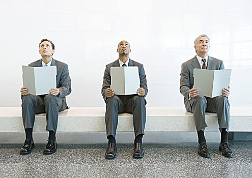 三个男人,套装,坐,长椅,拿着,向上,文件夹,仰视