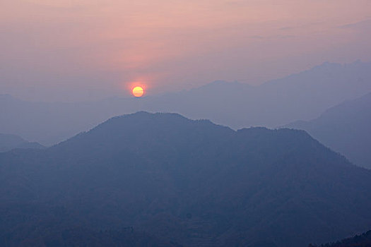 夕阳群山